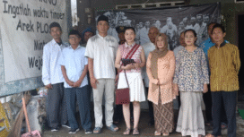 Suasana rekontruksi kedatangan Cyndi Adam di Ploso, Jombang, Jumat 16 Januari 2026. Dimana perempuan Amerika Serikat itu dianggap sebagai penulis otobiografi Bung Karno, yang tidak menyebut atau menjelaskan tempat dan Bung Karno  di Ploso, Jombang., 1901 Foto: dok/ TACB Kabupaten Jombang