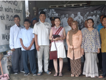 Suasana rekontruksi kedatangan Cyndi Adam di Ploso, Jombang, Jumat 16 Januari 2026. Dimana perempuan Amerika Serikat itu dianggap sebagai penulis otobiografi Bung Karno, yang tidak menyebut atau menjelaskan tempat dan Bung Karno  di Ploso, Jombang., 1901 Foto: dok/ TACB Kabupaten Jombang