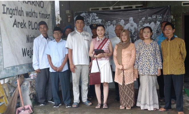 
					Suasana rekontruksi kedatangan Cyndi Adam di Ploso, Jombang, Jumat 16 Januari 2026. Dimana perempuan Amerika Serikat itu dianggap sebagai penulis otobiografi Bung Karno, yang tidak menyebut atau menjelaskan tempat dan Bung Karno  di Ploso, Jombang., 1901 Foto: dok/ TACB Kabupaten Jombang