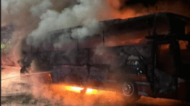 Bus PO Rosalia Indah jurusan Malang-Purwokeerto mengalami kebakaran besar. Seluruh bus habis dalam insiden yang terjadi di Tol Ngawi-Solo, Senin dinihari, 19 Januari 2026. Foto: Ist