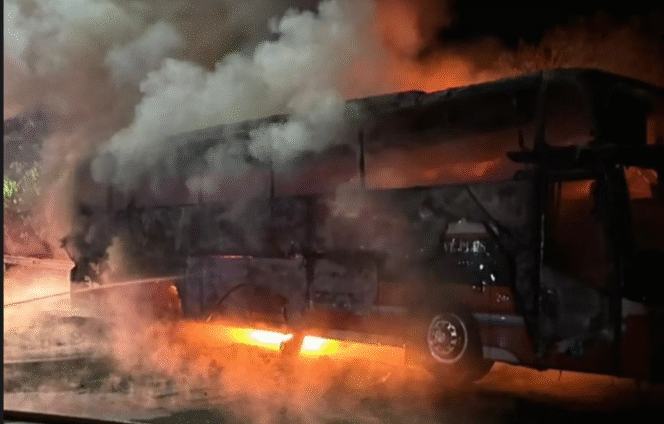 
					Bus PO Rosalia Indah jurusan Malang-Purwokeerto mengalami kebakaran besar. Seluruh bus habis dalam insiden yang terjadi di Tol Ngawi-Solo, Senin dinihari, 19 Januari 2026. Foto: Ist
