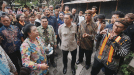 Terjadi keributan saat Menteri Kebudayaan Fadli Zon menyerahkan SK pengangkatan pemangku Keraton Solo. Perseteruan antar ahli waris terus terjadi. Foto: rri.co,id