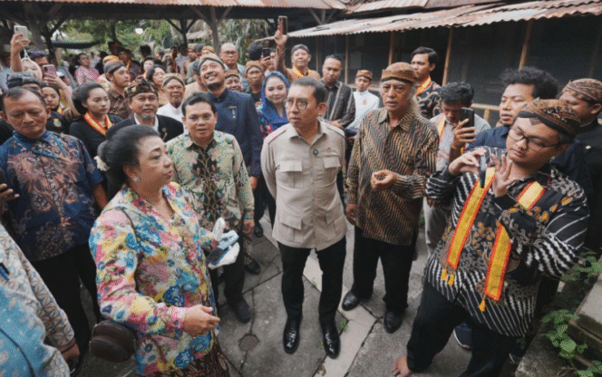 
					Terjadi keributan saat Menteri Kebudayaan Fadli Zon menyerahkan SK pengangkatan pemangku Keraton Solo. Perseteruan antar ahli waris terus terjadi. Foto: rri.co,id