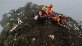 Puluhan tim SAR Gabungan berhasil mencapai puncak gunung Bulusaraung, lokasi jatuhnya peawat ATR. Menemukan satu jenazah di posisi jurang, Minggu, 18 Januari 2026. Foto:: dok/Basarnas