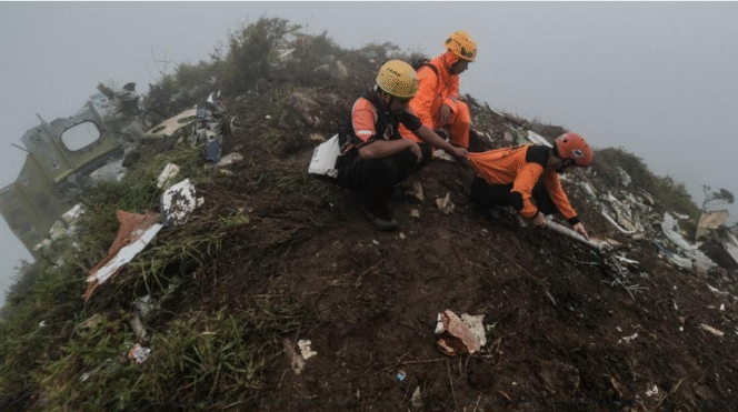 
					Puluhan tim SAR Gabungan berhasil mencapai puncak gunung Bulusaraung, lokasi jatuhnya peawat ATR. Menemukan satu jenazah di posisi jurang, Minggu, 18 Januari 2026. Foto:: dok/Basarnas