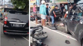 (Kiri) Mobil Avanza L 1537 E, menabrak enam mtoro di persimpangan Jl. Hasyim As'ari, Jombang Sabtu sore, 25 Januari 2026. Enam motor ringksesk, satu mobil pikap tertabak, satu korban meninggal dunia dan enam lainnya dibawa ke rumah sakit. Foto: kredoneww.com/ kolase/ elok apriyanto