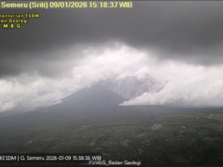 Rekaman erupsi Gunung Semeru, Jumat 9 Januari 2026. Terjadi semburan awan panas, hingga 2.000. Bupati Lumajang, menyatakan radius 5 km masih aman, warga masyarakat terus diimbau waspada. Foto: PMVBG-BG-KE-ESDM