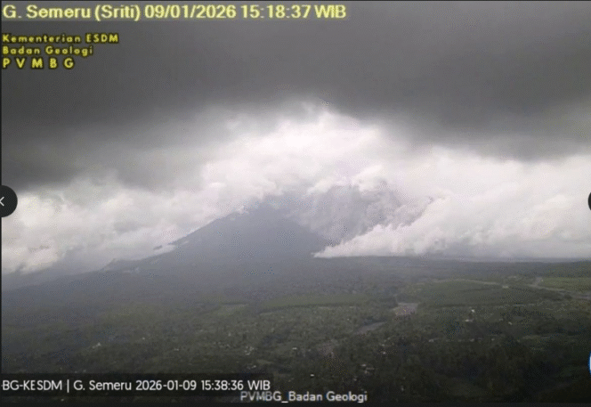 
					Rekaman erupsi Gunung Semeru, Jumat 9 Januari 2026. Terjadi semburan awan panas, hingga 2.000. Bupati Lumajang, menyatakan radius 5 km masih aman, warga masyarakat terus diimbau waspada. Foto: PMVBG-BG-KE-ESDM