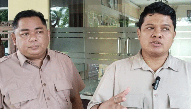 
					Urip Prayitno, S.T., S.Kom., M.AP., S.H., M.Kn dan Sigit Imam Basuki, S.T., tertanggal 31 Desember 2025, siap ajukan gugatan hukum Bupati Sidoardjo. Foto: kredonews.com/ sugeng purnomo