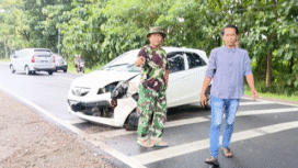 Mobil Biro putih ini ringsek bagian depannya, tetapi disebutkan opengemudinya bernama Sicsa Ayu tidak mengalami luka-luka. Ia diduga mengantuk, sehingga menabrak pohon di depan pintu gerbang maskas Kopasgat, Iswahyudi, Magetan. Foto: kredonews.com/ bambang tjuk winarno