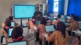 Proses belajar mengajar di Sekolah Rakyat Terintegrasi 8 Jombang sudah menggunakan piranti digital. Guru menggunakan smartboard,sedangkan siswa seluruhnya memiliki laptor. Foto: kredonews.com/ elok apriyanto