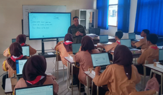 
					Proses belajar mengajar di Sekolah Rakyat Terintegrasi 8 Jombang sudah menggunakan piranti digital. Guru menggunakan smartboard,sedangkan siswa seluruhnya memiliki laptor. Foto: kredonews.com/ elok apriyanto