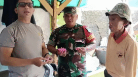 Merespon laporan warga Babhhinsa memeriksa penjual es gabus dari penjaja bernama Suderajad, 49,. Dalam pemeriksaan cepat, ditudh es gabus itu berbahan baku spons. Namun setelah dilakukan uji laboratorium, ternyata es gabus itu layak konsumsi. Foto: Rtv