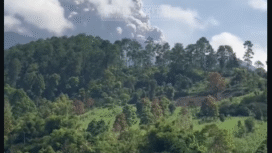 Gunung Merapi, di Sumatera Barat, mengalami erupsi pada Senin, 26 Januari 2026, pukul 11.11 WIB, dengan kolom abu setinggi sekitar 600 meter di atas puncak.​ Abu vulkanik berwarna kelabu, intensitas tebal, dan condong ke timur laut, mencapai ketinggian sekitar 3.491 meter/ dpl. Foto: Instagram@sumbarkita