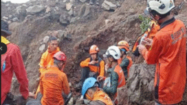 Selama 17 hari tanpa lelah, tim SAR relawan dengan penuh semangat mencari dan akhirnya menemukan jasad Syafiq Ali, di sebuah lerang antara Gunung Malang dan Gunung Slamet, pada 14  janruari 2026, dan dilakukan evakuasi 15 Januari 2026. Foto: channelmuslim.com
