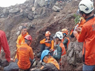 Selama 17 hari tanpa lelah, tim SAR relawan dengan penuh semangat mencari dan akhirnya menemukan jasad Syafiq Ali, di sebuah lerang antara Gunung Malang dan Gunung Slamet, pada 14  janruari 2026, dan dilakukan evakuasi 15 Januari 2026. Foto: channelmuslim.com
