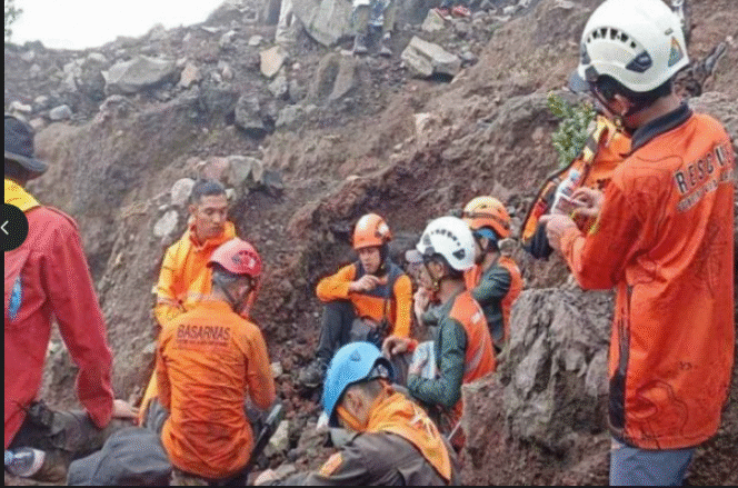 
					Selama 17 hari tanpa lelah, tim SAR relawan dengan penuh semangat mencari dan akhirnya menemukan jasad Syafiq Ali, di sebuah lerang antara Gunung Malang dan Gunung Slamet, pada 14  janruari 2026, dan dilakukan evakuasi 15 Januari 2026. Foto: channelmuslim.com