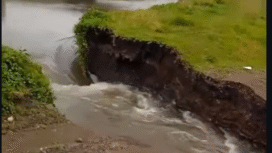 Sekitar pukul 15.00 WIB, tangguln sungai Waruturi, di dusun Karangasem, desa Karangdagangan, kecamatan Bandarkedungmulyo, Jombang, mengalami jebol. Tim Camat, BPBD, dan warga melakukan kerja sama untuk menanggualngi dengan cara mengalirkan aliran hulu Waruturi, hingga pukul 22.30 WIB. Foto: Instagram@kabarjombang