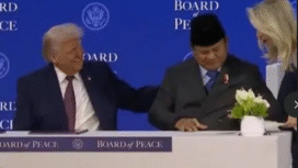 Hasil rekaman video penandantanganan perjanjian damai untuk Gaza, di Davos, Swiss, menyimpan kesan. Dimana Presiden Donold Trump menepuk punggung Presiden Prabowo, serta memujinya sebagai pria tangguh. Foto: tangkap layar video/ist
