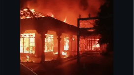 Rekaman video detik-detik api membara membakar rumah peremaaun bernama Henik Istiani (41) alias Iis, di Dusun Sadeng, Desa Sambijajar, Kecamatan Sumbergempol, Tulungagung, pada Minggu (11/1/2026) dini hari sekitar pukul 03.16 WIB. Foto: instagram@tulungagungmedia