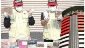 KPK menunjukkan barang bukti saat memberikan keterangan  mengenai OTT di wilayah Kabupaten Pati, jawa Tengah, 18 Januari 2026 lalu. Uang tesrebut sebeluimnya dirampas dari tangan yang akan menyetar ke pada Sudewo. Foto: instagram@patinewscom