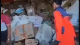Bantuan pangan dan kebutuhan warga menumpuk di gudang BPBD Bieueun, Aceh, jumlahan puluhan ton menumpuk di gudang BPBD setempat. Dewan melakukan sidak, Senin 12 Januari 2026, dan benar menemukan tumpukan material bantuan untuk korban bencana di Biareuen. Foto: Instagram@voaktis.id