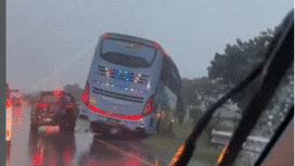 Kecelakaan beruntun pada saat hujan di Tol Jombang-Mojokerto, Minggu sore sekitar pukul 17.00 wib, 4 Januari 2026. Melibat sebuah bus dan tiga kendaraan pribadi. Tidak ada korban, semua sselamat. Foto: Instagram@wargajombang