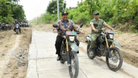 Bupati Jombang, H Warsibu didamping beberapa pejabat Rokopimda Jombang, melakukan perjalanan ke dusun Dusun Kedungdendeng, Desa Jiporapah, Kecamatan Plandaan, Kamis 8 Januari 2026. Dusun ini terisolasi berbatasan dengan wilayah Lamongan. FotoL diskominfo pemkab jombang