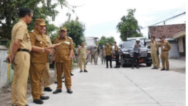 Bupati Jombang Warsubi bersama wakil dan OPD melakukan peninjauan pelaksanaan pembangunan, khususnya jalan di wilayah kecamatan Plandan dan Kabu. Untuk memastikan proyekl jalan dan pembangunan disana berjalan secara lancar. Foto: dikomindo pemkab jombang