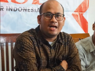 Pengacara Dimas Yemahura Alfaruq memberi keterangan kepada pers atas terbitnya SPDP (surat perintah dimulai penyidikan) terhadap bupati Sidaarho Subandi dan anaknya, Rafi Wibisono (anggota DPRD Sidoarj), dalam kasus laproan penipuan investasi bidan realesate di Sidoarorjo senilai Rp 28 miliar. Foto: ngopibareng.id