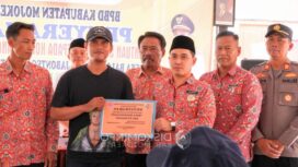 Bupati Mojokerto, Muhammad Albarraa, menyalurkan bantuan kepada 193 warga Kecamatan Pungging yang rumahnya terdampak angin puting beliung pada Kamis (5/2). Ist