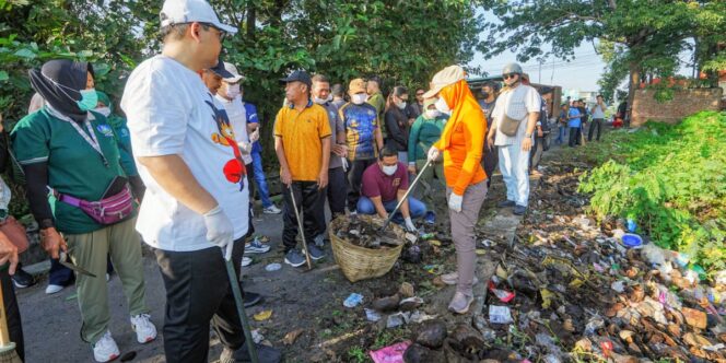 
					Pemerintah Kota Mojokerto menggelar kerja bakti massal serentak di seluruh lingkungan. Ist