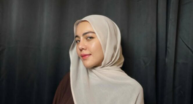 
					Ratu Rizky Nabila kembali jadi sorotan publik setelah pengakuan mengejutkan dari Marcel Radhival, sang Pesulap Merah. Foto.ig@raturn 