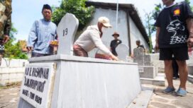 Ning Ita Nyadran di Makam Pekuncen: Merawat Tradisi Menyambut Ramadan. Ist
