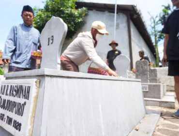 Ning Ita Nyadran di Makam Pekuncen: Merawat Tradisi Menyambut Ramadan. Ist