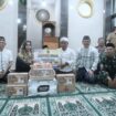 Tarawih Perdana Safari Ramadan, Ning Ita Serahkan Hibah Keagamaan. Ist