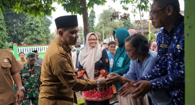 
					Dari Sosmed ke Aksi Nyata: Gus Bupati Besuk Lansia Mojokerto. Ist