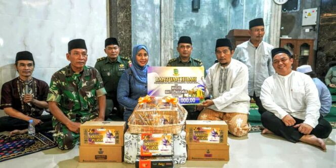 
					Ning Ita Serahkan Hibah Masjid 35 Juta Rupiah, Ingatkan Waspada Hujan  . Ist 