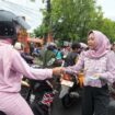 ASN Mojokerto Hadirkan Kepedulian Sosial Lewat Takjil Gratis. Ist