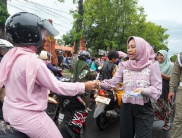 ASN Mojokerto Hadirkan Kepedulian Sosial Lewat Takjil Gratis. Ist