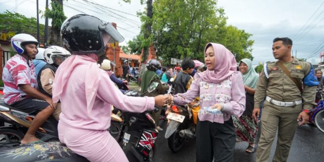 
					ASN Mojokerto Hadirkan Kepedulian Sosial Lewat Takjil Gratis. Ist