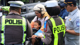 Satlantas Polres Gresik melakukan operasi penertiban dan keamanan berlalui lintas, menggunakan pendekatan humanis. Salah satu caranya adalah memberi hadiah permen coklat kepada pengendara yang berlaku tertib berkendaraan. Foto: Dok/polres gresik