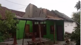 Musim hujan memang belum selesai, hingga Rabu 4 Februari 20926, sejumlah wilayah di Jombang terjadi hujan disertai angin ribut, menyebabkan sedikitnya 15 rumah mengalami kerusakan, Foto: kredonews.com/ elok apriyanto