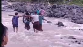 Muncul usaha baru angkut motor menyeberangi Kalibiru, Proboloinggo, pasca jembatan hilang diterjang banjiir, Sabtu dinihari 21 Febaruari 2026. Foto: Instagram@bolinggoco