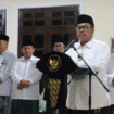 Sebelum pemberangkatan, Bupati Jombang Warsubi memberikan kata sambutan kepada 1500 warga NU Jombang yang akan mengikuti peringatan Seabad NU di Malang, Sabtu malam, 7 Februari 2026. Foto: kredonews.com/ elok apriyanto