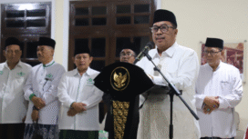 Sebelum pemberangkatan, Bupati Jombang Warsubi memberikan kata sambutan kepada 1500 warga NU Jombang yang akan mengikuti peringatan Seabad NU di Malang, Sabtu malam, 7 Februari 2026. Foto: kredonews.com/ elok apriyanto