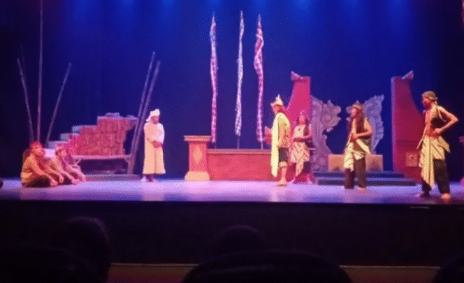 
					Inilah tontonan semacam teater asli dari Tebu Ireng, Jombang bernama Gambus Misri. Kesenian ini sudah berahun-tahun valum, kini Pemkab Jombang menghidupkan kembali.  Foto: ist