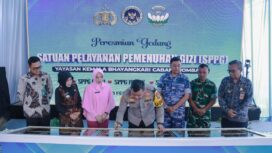 Kapolres Jombang saat penandatanganan prasasti peresmian ketiga unit SPPG