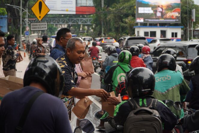 
					Pegadaian Peduli Ramadhan: Bagikan 5000 Makanan dan 5000 Takjil Serentak di Jawa Timur