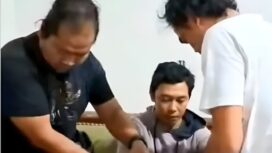 pelaku (tengah) saat diringkus petugas